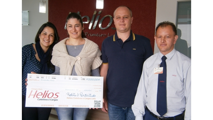 Nesta quinta feira foi realizada a entrega da premiação da Campanha de Vendas “trabalhar é coisa séria” alusiva ao mês das crianças. A associada Helios da cidade de Palmitos/SC, Sra. Cristiane Manica, recebeu das mãos do Diretor da Empresa Sr. Roberto Portantiolo acompanhado pela Gerente do Setor de Encomendas Sra. Ana Moraes e pelo Supervisor de Vendas Sr. Luiz Carlos Vanelli, o cheque presente e demais mimos. Na ocasião fora enfatizada a importância das parceiras comerciais para o bom andamento da empresa. Em meio a um saudável e descontraído bate papo onde Cristiane destacou que “fico muito feliz e contente pelo reconhecimento e pelo carinho da empresa com seus associados” a direção da empresa Helios ao que parabenizou a vencedora da promoção agradece a todos os associados pelo empenho e dedicação demonstrado durante o evento.