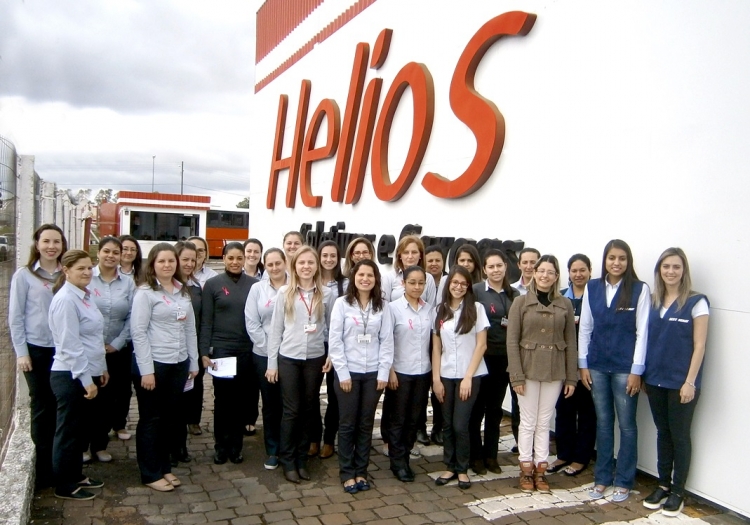 Foto em frente a fachada da empresa Helios em Carazinho/RS onde um grupo de colaboradoras da empresa, juntamente com palestrantes do Sest/Senat Carazinho se reuniram para registrar o evento.