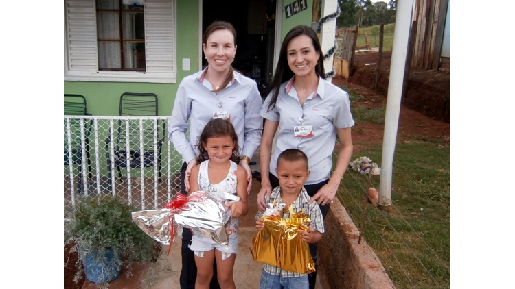 Fora recebida na portaria da nossa empresa uma cartinha da Dhaiele, pedindo de presente para o Papai Noel os seus materiais escolares e uma caixa de bombom para dividir com seus irmãos. Ela comenta na carta que está no primeiro ano da escola e é muito esforçada nos estudos, seus pais trabalham como papeleiros e ganham pouco. Assim os funcionários da empresa mobilizaram-se no sentido de oferecer à Dhaiele carinho e atenção materializados na forma dos presentes solicitados na carta. Na tarde desta sexta-feira, a Psicóloga da empresa Srta.Mônica Knob juntamente com a Srta. Patrícia Brezolin, funcionária do setor de Recursos Humanos foram até a residência da Dhaiele realizar a entrega dos materiais escolares e dos chocolates para a menina e seu irmão, que ficaram muito felizes.
“Muito mais que enfeites e arvores coloridas, o espírito de Natal é sinônimo de solidariedade”.