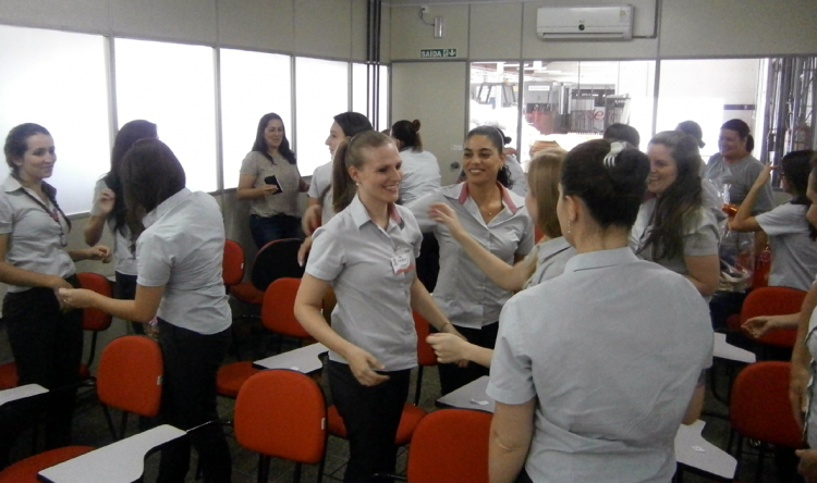 Foto com imagens das mulheres, funcionárias da empresa, em momento de confraternização.