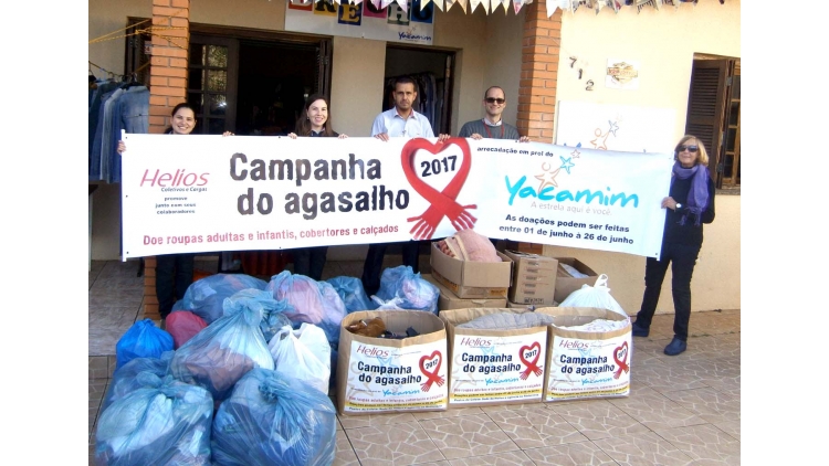 A empresa Helios Coletivos e Cargas Ltda., realizou uma campanha do agasalho, arrecadando durante o mês de junho 761 peças entre roupas adultas e infantis, cobertores e calçados.
Na manhã de 27 de junho colaboradores da Helios fizeram a entrega das doações para a Sra. Vera Suckau, coordenadora da ONG Yacamim de Carazinho/RS.