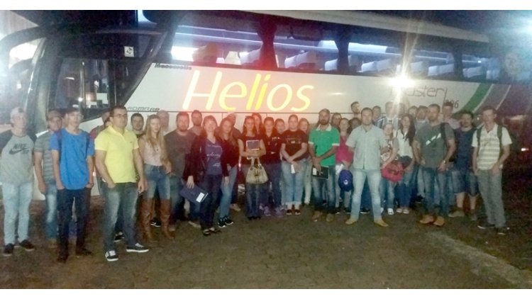 Alunos do curso de logística da ULBRA Carazinho, acompanhados da Professora Fabíola Ruschel, realizaram uma visita técnica nas dependências da empresa Helios a fim de conhecer os processos empregados no transporte público de passageiros, com a finalidade de ver na prática o que é ensinado em sala de aula em Gestão Logística de Transporte Público.
Com abrangência em 10 Estados e mais o Distrito Federal, a Helios percorre mais de 1.800.000 km/ano transportando mais de 734 mil passageiros/ano entre as linhas intermunicipais do RS e as interestaduais.